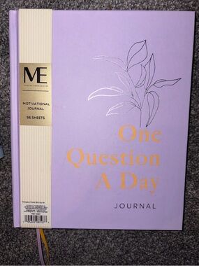 *BRAND NEW/ UNUSED* ‘One Question A Day’ Journal